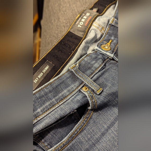 Sky high skinny torrid premium Plus 20 stretchy medium blue jeans pre-owned - Picture 2 of 9